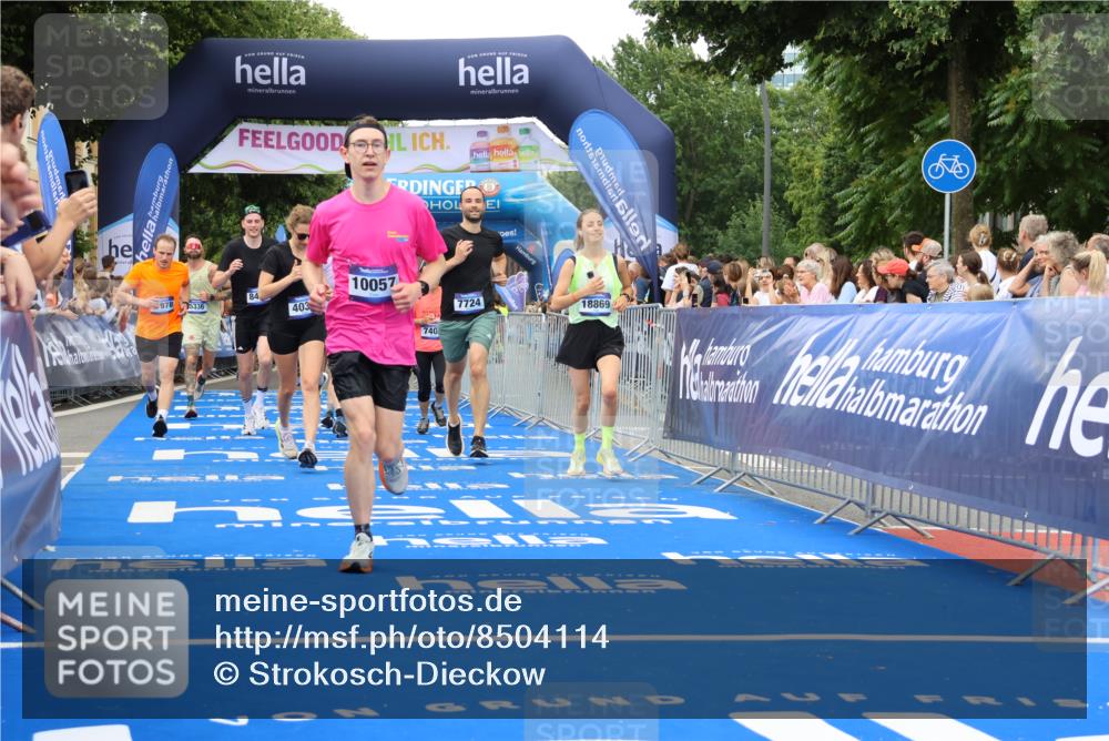 29.06.2025 - hella hamburg halbmarathon Strokosch-Dieckow http://msf.ph/oto/8504114 29.06.2025 10:51:56 Ziel 2818, 2823, 2880, 4033, 4297, 5102, 5336, 6390, 7130, 7409, 7724, 8413, 8856, 8977, 9793, 9959, 10057, 13799, 15356, 15506, 15690, 16179, 17815, 17962, 17978, 18869, 19137 meine-sportfotos.de