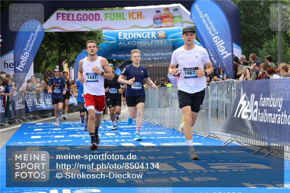 29.06.2025 - hella hamburg halbmarathon Strokosch-Dieckow http://msf.ph/oto/8504134 29.06.2025 10:42:06 Ziel 1441, 5682, 5690, 6593, 7765, 9365, 10216, 11417, 12098, 12292, 13196, 13709, 14899, 15846, 16626, 16677, 17363, 17864, 17926, 18772, 18802, 18920, 19046 meine-sportfotos.de