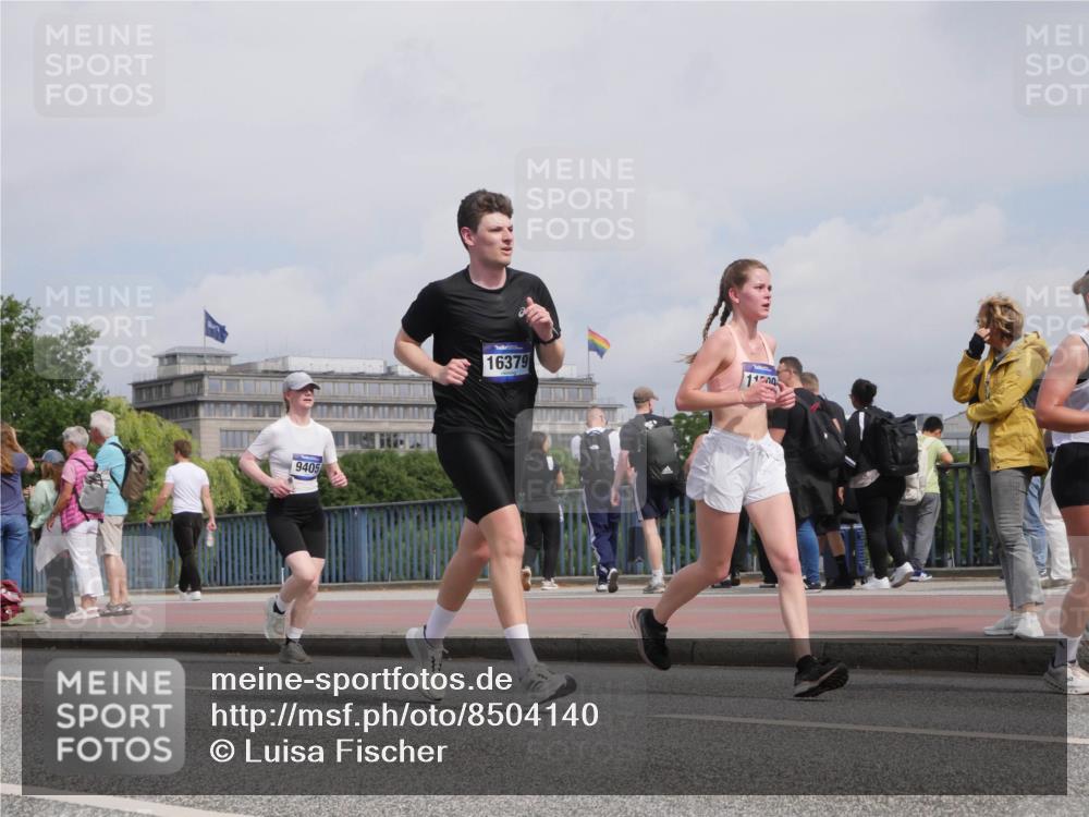 29.06.2025 - hella hamburg halbmarathon Luisa Fischer http://msf.ph/oto/8504140 29.06.2025 10:15:03 Kennedybrücke 9405, 16379, 110, 3746, 4499, 6966, 8206, 8207, 9119, 9253, 9405 meine-sportfotos.de