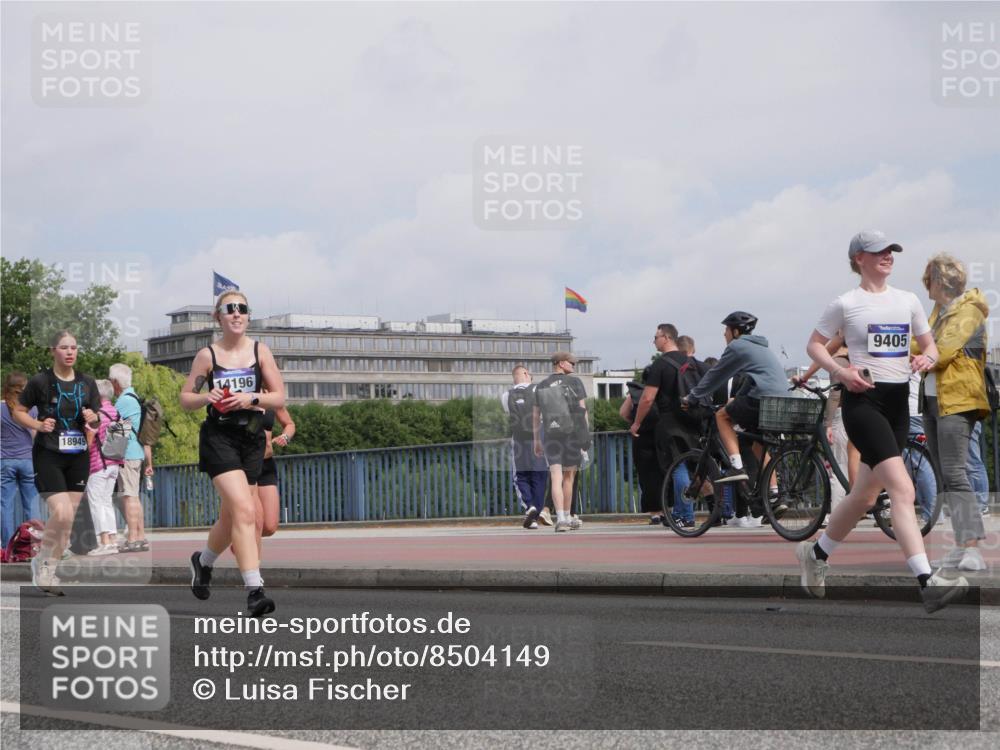 29.06.2025 - hella hamburg halbmarathon Luisa Fischer http://msf.ph/oto/8504149 29.06.2025 10:15:05 Kennedybrücke 18949, 14196, 9405, 3746, 4499, 6871, 8206, 8207, 9253, 9405 meine-sportfotos.de