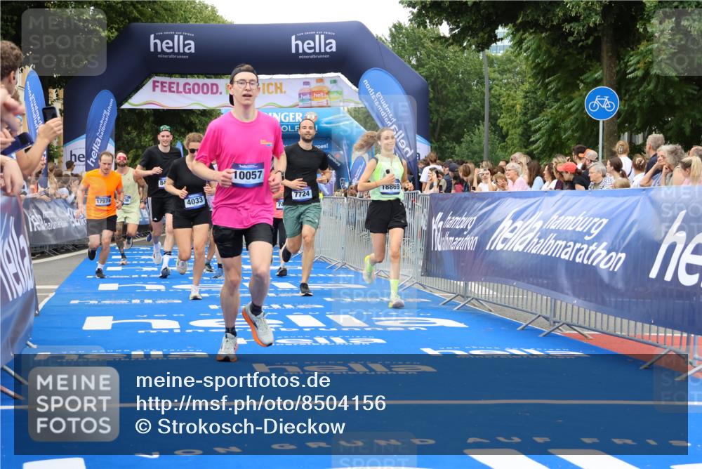 29.06.2025 - hella hamburg halbmarathon Strokosch-Dieckow http://msf.ph/oto/8504156 29.06.2025 10:51:56 Ziel 2818, 2823, 2880, 4033, 4297, 5102, 5336, 6390, 7130, 7409, 7724, 8413, 8856, 8977, 9793, 9959, 10057, 13799, 15356, 15506, 15690, 16179, 17815, 17962, 17978, 18869, 19137 meine-sportfotos.de