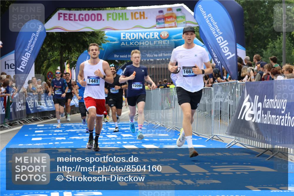 29.06.2025 - hella hamburg halbmarathon Strokosch-Dieckow http://msf.ph/oto/8504160 29.06.2025 10:42:06 Ziel 1441, 5682, 5690, 6593, 7765, 9365, 10216, 11417, 12098, 12292, 13196, 13709, 14899, 15846, 16626, 16677, 17363, 17864, 17926, 18772, 18802, 18920, 19046 meine-sportfotos.de