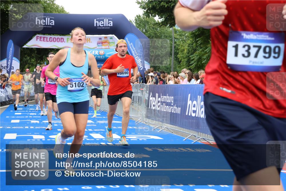 29.06.2025 - hella hamburg halbmarathon Strokosch-Dieckow http://msf.ph/oto/8504185 29.06.2025 10:51:54 Ziel 2818, 2823, 2880, 4033, 4297, 5102, 5336, 6390, 7130, 7409, 7724, 8413, 8856, 8977, 9793, 9959, 10057, 13799, 15356, 15427, 15690, 16907, 17815, 17962, 17978, 18869, 19137 meine-sportfotos.de
