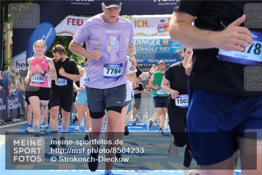 29.06.2025 - hella hamburg halbmarathon Strokosch-Dieckow http://msf.ph/oto/8504233 29.06.2025 11:36:50 Ziel 2132, 4316, 5560, 5829, 5830, 6171, 6329, 7764, 7778, 10210, 10707, 10872, 11676, 11843, 12555, 12684, 12892, 13103, 13375, 14179, 15032, 15304, 15331, 15885, 16304, 16578, 16866, 16884, 17305, 17307, 17789, 18002, 19230 meine-sportfotos.de