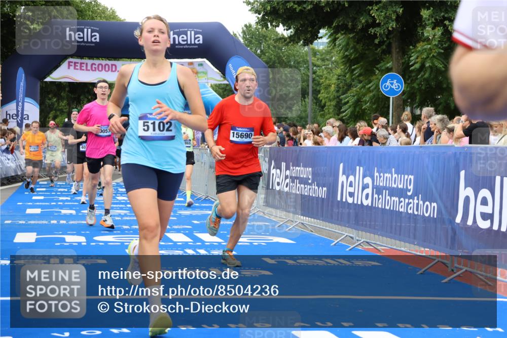 29.06.2025 - hella hamburg halbmarathon Strokosch-Dieckow http://msf.ph/oto/8504236 29.06.2025 10:51:54 Ziel 2818, 2823, 2880, 4033, 4297, 5102, 5336, 6390, 7130, 7409, 7724, 8413, 8856, 8977, 9793, 9959, 10057, 13799, 15356, 15427, 15690, 16907, 17815, 17962, 17978, 18869, 19137 meine-sportfotos.de