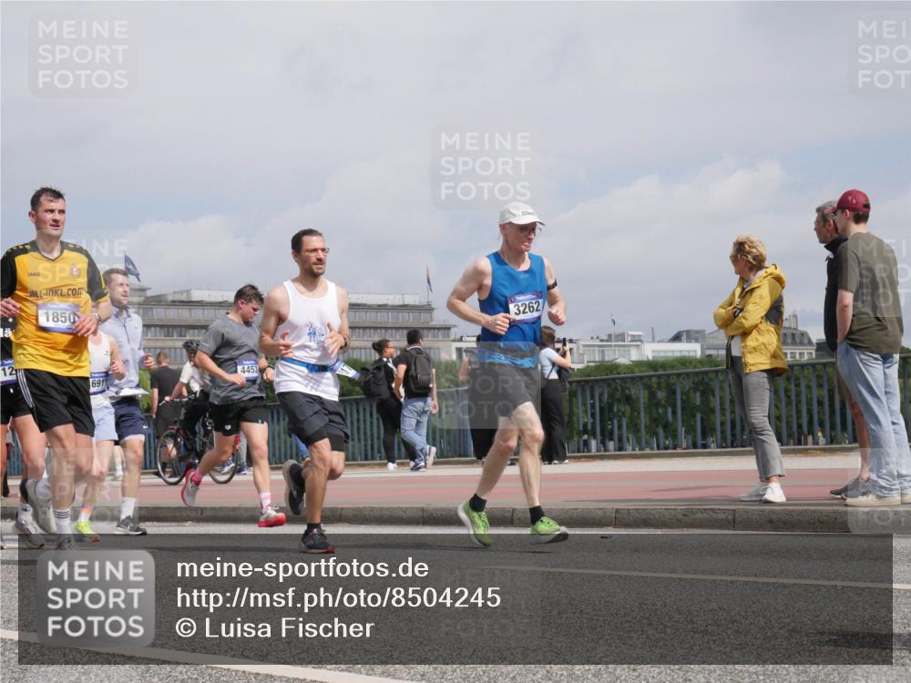 29.06.2025 - hella hamburg halbmarathon Luisa Fischer http://msf.ph/oto/8504245 29.06.2025 10:15:16 Kennedybrücke 1850, 12, 4453, 691, 3262, 1249, 1610, 1785, 1850, 1851, 2963, 2964, 3182, 3248, 3262, 4453, 5166, 5176, 6822, 6871, 7907, 8971, 9428, 10685 meine-sportfotos.de