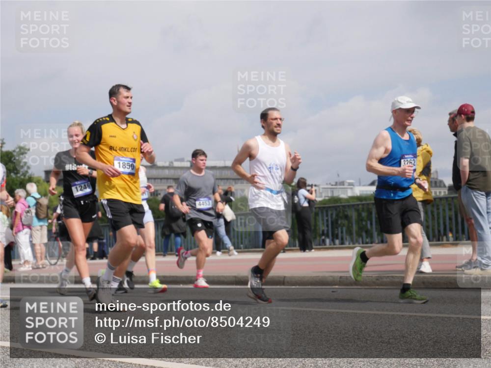 29.06.2025 - hella hamburg halbmarathon Luisa Fischer http://msf.ph/oto/8504249 29.06.2025 10:15:16 Kennedybrücke 1249, 1850, 4453, 3262, 1249, 1610, 1785, 1850, 1851, 2963, 2964, 3182, 3248, 3262, 4453, 5166, 5176, 6822, 6871, 7907, 8971, 9428, 10685 meine-sportfotos.de