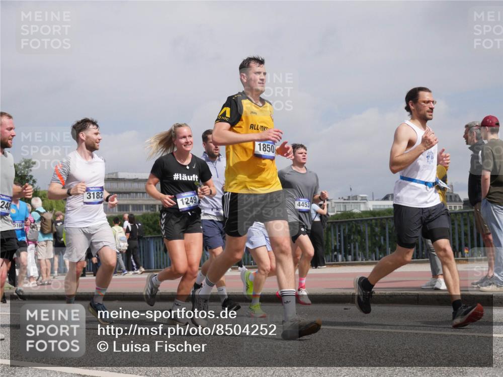 29.06.2025 - hella hamburg halbmarathon Luisa Fischer http://msf.ph/oto/8504252 29.06.2025 10:15:17 Kennedybrücke 248, 5166, 1850, 3182, 1249, 4453, 1249, 1610, 1785, 1850, 1851, 2963, 2964, 3182, 3248, 3262, 4453, 5166, 5176, 6822, 6871, 7907, 8971, 9428, 10685 meine-sportfotos.de