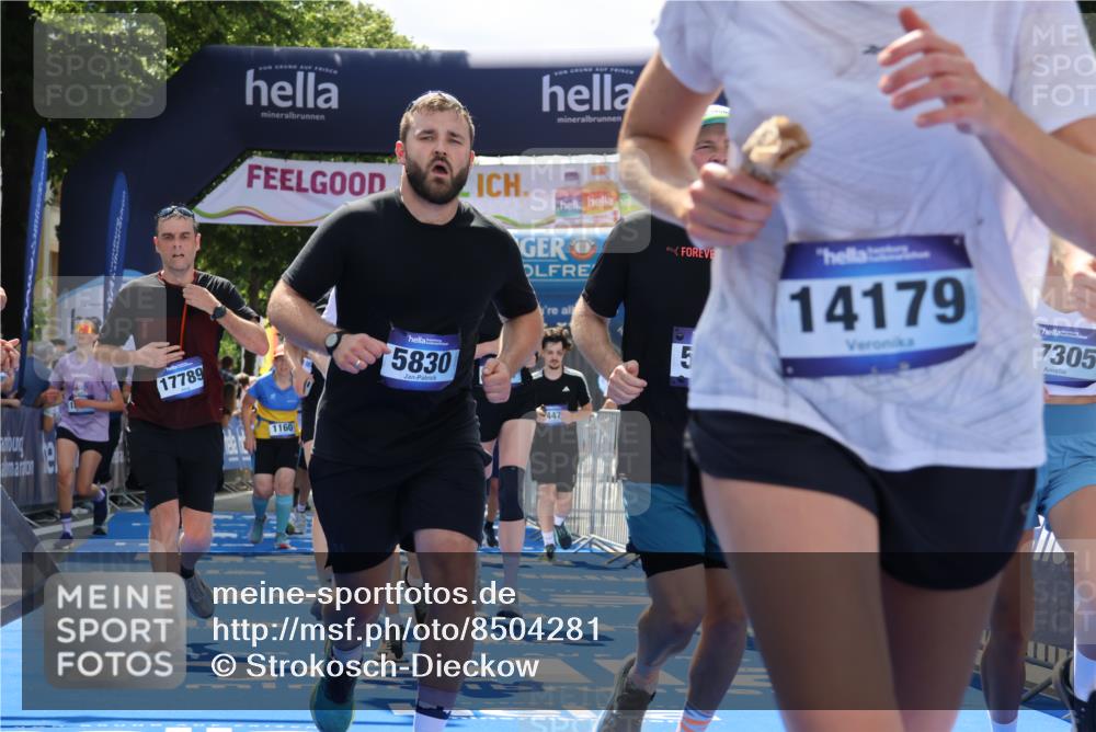29.06.2025 - hella hamburg halbmarathon Strokosch-Dieckow http://msf.ph/oto/8504281 29.06.2025 11:36:53 Ziel 2132, 3660, 4316, 4884, 5829, 5830, 6171, 6329, 6365, 7749, 7764, 7778, 10210, 10872, 11676, 11988, 12555, 12684, 12892, 13103, 13375, 14179, 15032, 15171, 15304, 15331, 15885, 16304, 16578, 17305, 17307, 17789, 18002, 19230 meine-sportfotos.de