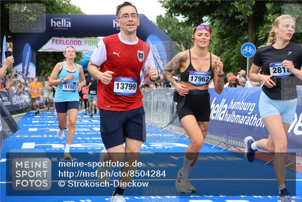 29.06.2025 - hella hamburg halbmarathon Strokosch-Dieckow http://msf.ph/oto/8504284 29.06.2025 10:51:53 Ziel 2396, 2818, 2823, 2880, 4033, 4297, 5102, 5336, 6390, 7130, 7409, 7724, 8413, 8710, 8856, 8977, 9793, 9959, 10057, 12224, 13799, 15356, 15427, 15690, 16907, 17815, 17962, 17978, 18869, 19137 meine-sportfotos.de