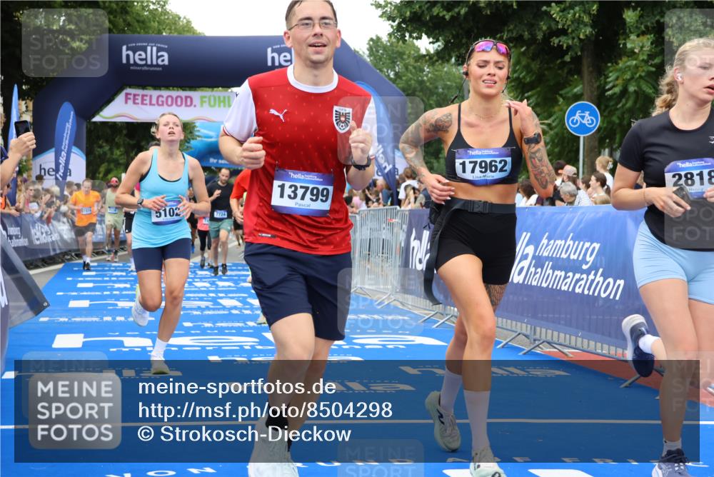 29.06.2025 - hella hamburg halbmarathon Strokosch-Dieckow http://msf.ph/oto/8504298 29.06.2025 10:51:53 Ziel 2396, 2818, 2823, 2880, 4033, 4297, 5102, 5336, 6390, 7130, 7409, 7724, 8413, 8710, 8856, 8977, 9793, 9959, 10057, 12224, 13799, 15356, 15427, 15690, 16907, 17815, 17962, 17978, 18869, 19137 meine-sportfotos.de