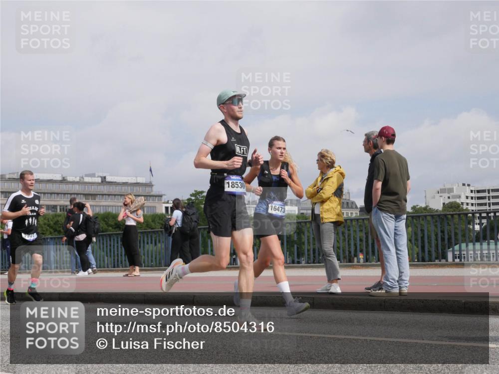 29.06.2025 - hella hamburg halbmarathon Luisa Fischer http://msf.ph/oto/8504316 29.06.2025 10:15:25 Kennedybrücke 7907, 18530, 16473, 1, 11, 1610, 1785, 3363, 5150, 7014, 7907, 8917, 9428, 10067, 10402 meine-sportfotos.de