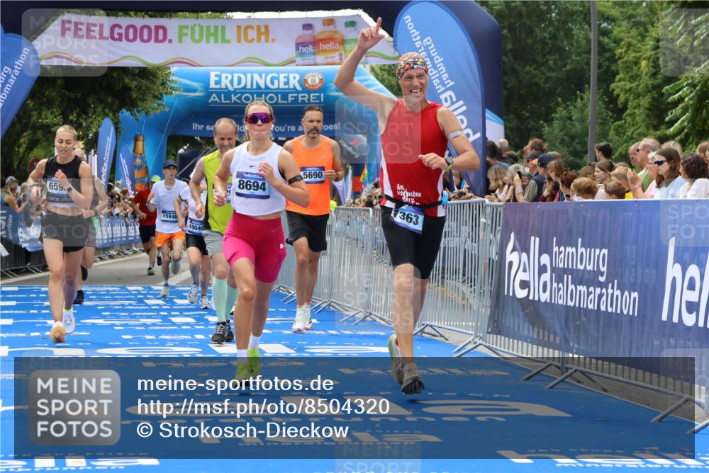 29.06.2025 - hella hamburg halbmarathon Strokosch-Dieckow http://msf.ph/oto/8504320 29.06.2025 10:41:57 Ziel 1169, 5690, 6593, 7092, 7363, 8694, 11417, 12292, 13196, 15521, 15846, 16507, 17864, 17926, 18920, 19046 meine-sportfotos.de