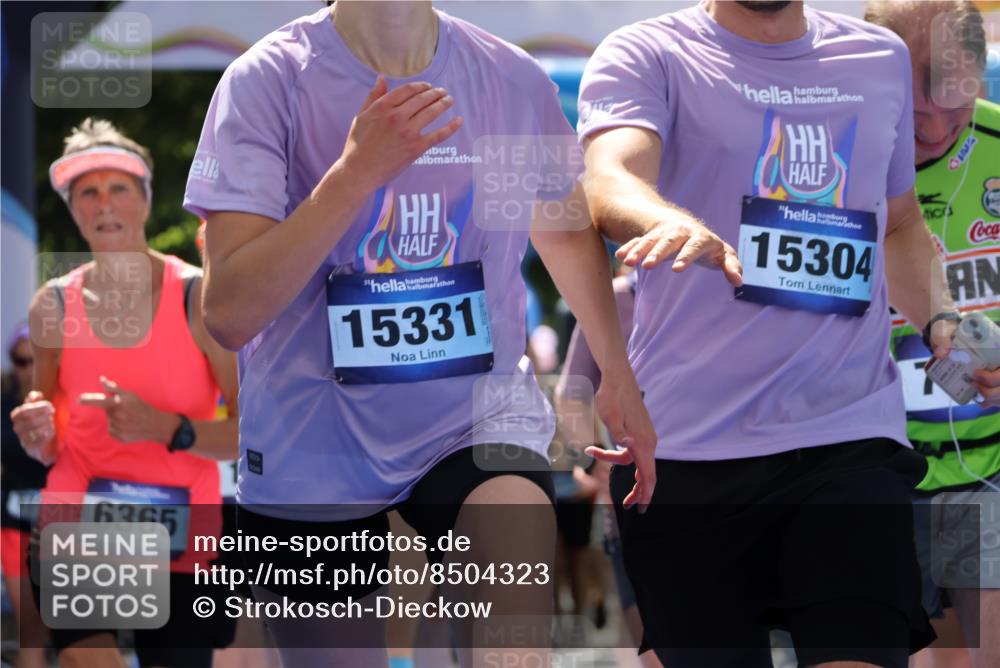 29.06.2025 - hella hamburg halbmarathon Strokosch-Dieckow http://msf.ph/oto/8504323 29.06.2025 11:36:56 Ziel 1159, 1160, 2132, 2496, 3053, 3660, 4316, 4884, 5747, 5829, 5830, 6171, 6329, 6365, 7749, 7750, 7764, 7778, 9819, 10210, 11676, 11988, 12472, 12555, 12892, 13103, 13375, 14179, 15032, 15171, 15304, 15331, 15885, 16129, 16304, 16578, 17305, 17307, 17789, 19230 meine-sportfotos.de