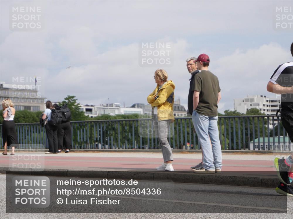29.06.2025 - hella hamburg halbmarathon Luisa Fischer http://msf.ph/oto/8504336 29.06.2025 10:15:28 Kennedybrücke 3363, 5150, 7014, 7907, 8917, 10067, 10402 meine-sportfotos.de