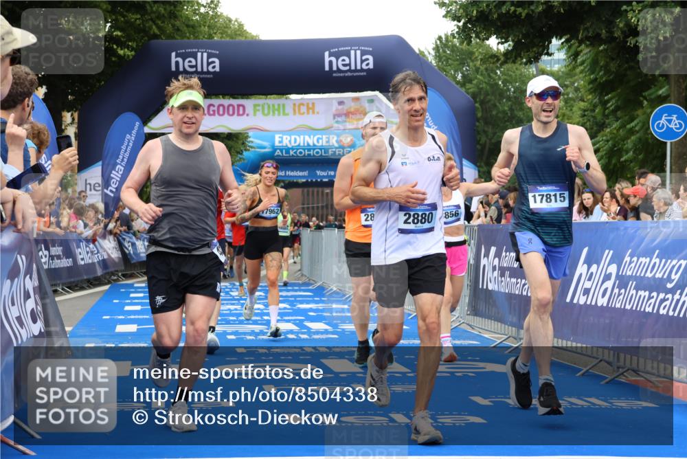 29.06.2025 - hella hamburg halbmarathon Strokosch-Dieckow http://msf.ph/oto/8504338 29.06.2025 10:51:51 Ziel 2396, 2818, 2823, 2880, 4033, 4297, 5102, 6390, 7224, 7409, 7724, 8710, 8819, 8856, 9793, 9959, 10057, 12224, 13799, 15427, 15690, 15727, 16907, 17682, 17815, 17962, 18869, 19053, 19137 meine-sportfotos.de