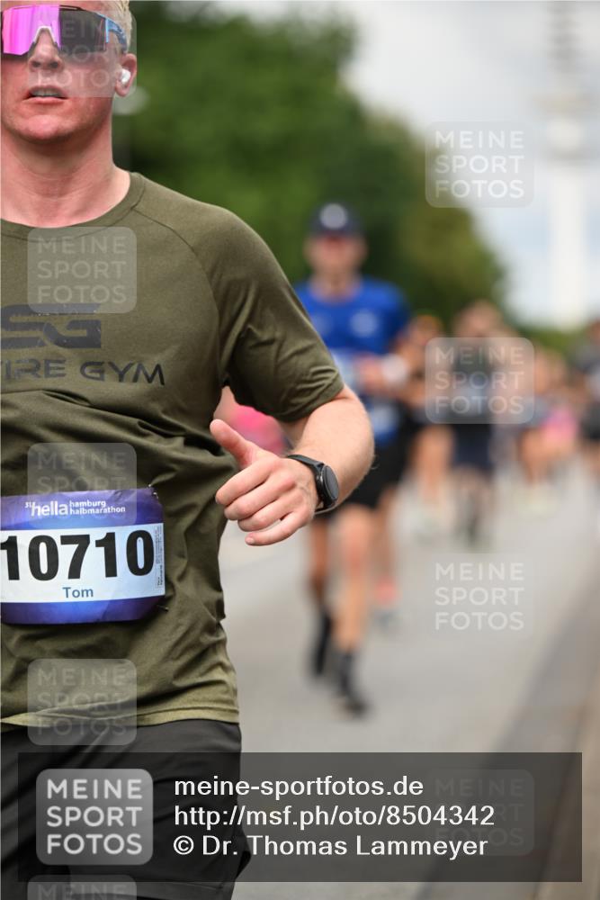 29.06.2025 - hella hamburg halbmarathon Dr. Thomas Lammeyer http://msf.ph/oto/8504342 29.06.2025 10:26:32 Kennedybrücke 1294, 1419, 1598, 1963, 2063, 2172, 2351, 2919, 3108, 3172, 3458, 3735, 3768, 3910, 3946, 3995, 4113, 4114, 4131, 4375, 4376, 4556, 4559, 4829, 5079, 6030, 6303, 6307, 6676, 6805, 6820, 6849, 6899, 6977, 7097, 7162, 7794, 8511, 8855, 8884, 8954, 9204, 9516, 9807, 10065, 10167, 10241, 10663, 10710, 10739, 10902, 10961, 11046 meine-sportfotos.de
