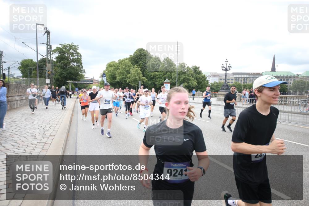 29.06.2025 - hella hamburg halbmarathon Jannik Wohlers http://msf.ph/oto/8504344 29.06.2025 10:59:43 Lombardsbrücke 1170, 1528, 1619, 1714, 1891, 1967, 2174, 2177, 2564, 2742, 2837, 3054, 3080, 3171, 3173, 3355, 3356, 3386, 3628, 3818, 4160, 4208, 4508, 4755, 4934, 5371, 5372, 5455, 5813, 6118, 6552, 6655, 6847, 6949, 7132, 7726, 7837, 7987, 8041, 8649, 8650, 8683, 8969, 9216, 9241, 9249, 9459, 9522, 9630, 9632, 10069, 10126, 10353, 10499, 10527, 10711, 10725, 10728, 10730, 10773, 10774, 11006, 11007, 11105, 11706, 11933, 12487, 12547, 12850, 13107, 13125, 13133, 13187, 13541, 13716 meine-sportfotos.de