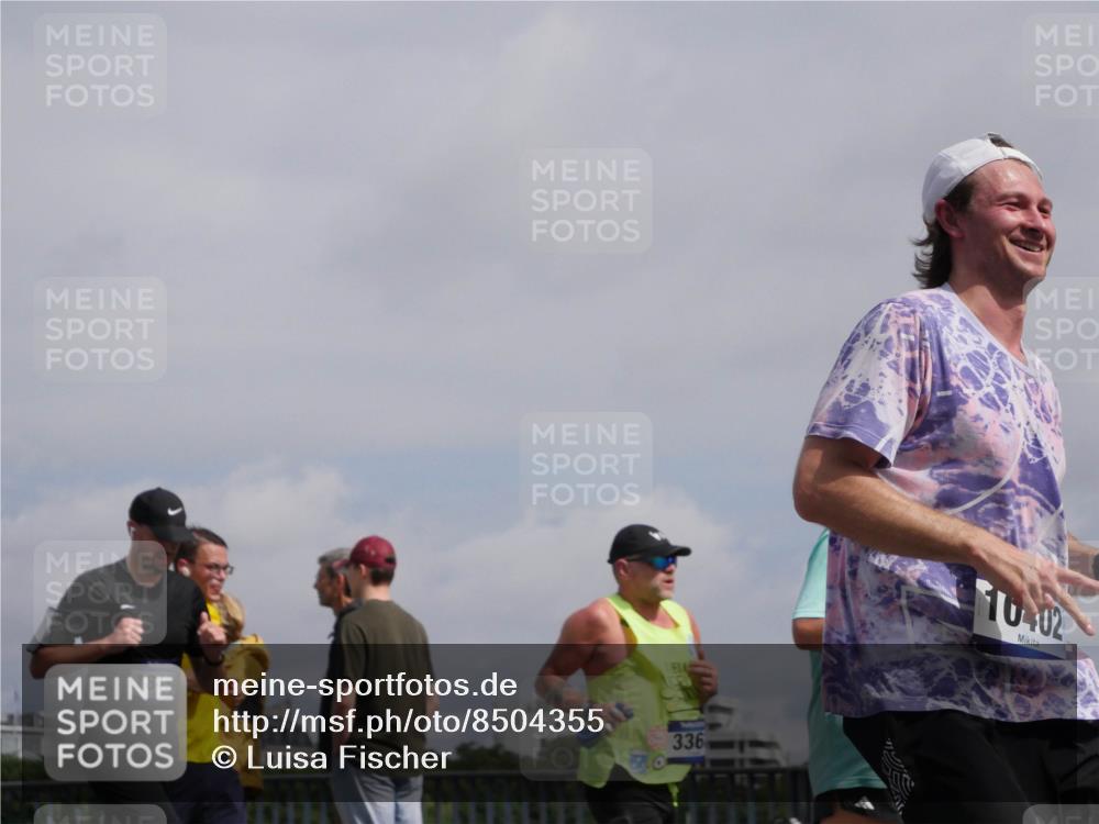 29.06.2025 - hella hamburg halbmarathon Luisa Fischer http://msf.ph/oto/8504355 29.06.2025 10:15:32 Kennedybrücke 1849, 336, 10402, 3363, 5150, 7014, 8917, 9705, 10067, 10402, 10409 meine-sportfotos.de