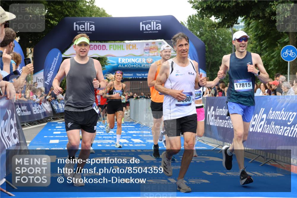29.06.2025 - hella hamburg halbmarathon Strokosch-Dieckow http://msf.ph/oto/8504359 29.06.2025 10:51:51 Ziel 2396, 2818, 2823, 2880, 4033, 4297, 5102, 6390, 7224, 7409, 7724, 8710, 8819, 8856, 9793, 9959, 10057, 12224, 13799, 15427, 15690, 15727, 16907, 17682, 17815, 17962, 18869, 19053, 19137 meine-sportfotos.de