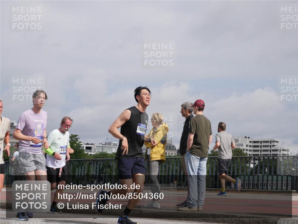 29.06.2025 - hella hamburg halbmarathon Luisa Fischer http://msf.ph/oto/8504360 29.06.2025 10:15:34 Kennedybrücke 1317, 1682, 3363, 4532, 7014, 8917, 9705, 10067, 10409 meine-sportfotos.de