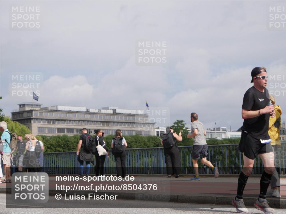 29.06.2025 - hella hamburg halbmarathon Luisa Fischer http://msf.ph/oto/8504376 29.06.2025 10:15:36 Kennedybrücke 2942, 3363, 4532, 7014, 9705, 10067, 10409 meine-sportfotos.de