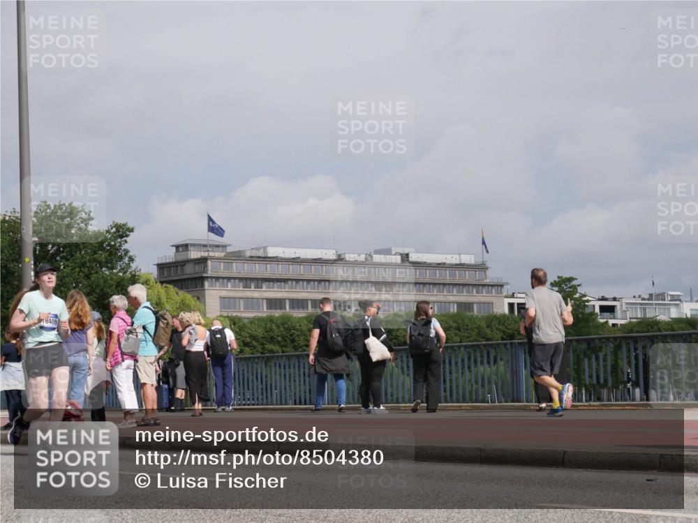 29.06.2025 - hella hamburg halbmarathon Luisa Fischer http://msf.ph/oto/8504380 29.06.2025 10:15:36 Kennedybrücke 8409, 2942, 3363, 4532, 7014, 9705, 10067, 10409 meine-sportfotos.de