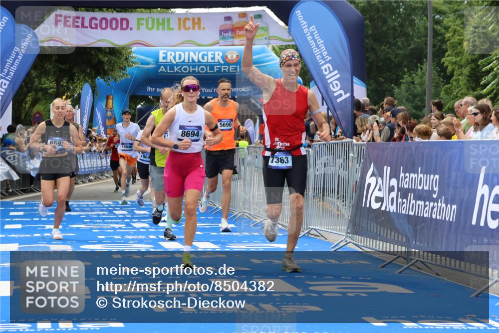 29.06.2025 - hella hamburg halbmarathon Strokosch-Dieckow http://msf.ph/oto/8504382 29.06.2025 10:41:57 Ziel 1169, 5690, 6593, 7092, 7363, 8694, 11417, 12292, 13196, 15521, 15846, 16507, 17864, 17926, 18920, 19046 meine-sportfotos.de