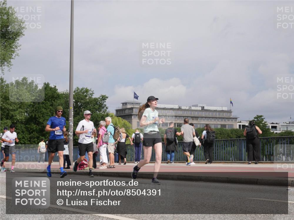 29.06.2025 - hella hamburg halbmarathon Luisa Fischer http://msf.ph/oto/8504391 29.06.2025 10:15:38 Kennedybrücke 9705, 15011, 2531, 2942, 4532, 7014, 8398, 8405, 9705, 10409 meine-sportfotos.de