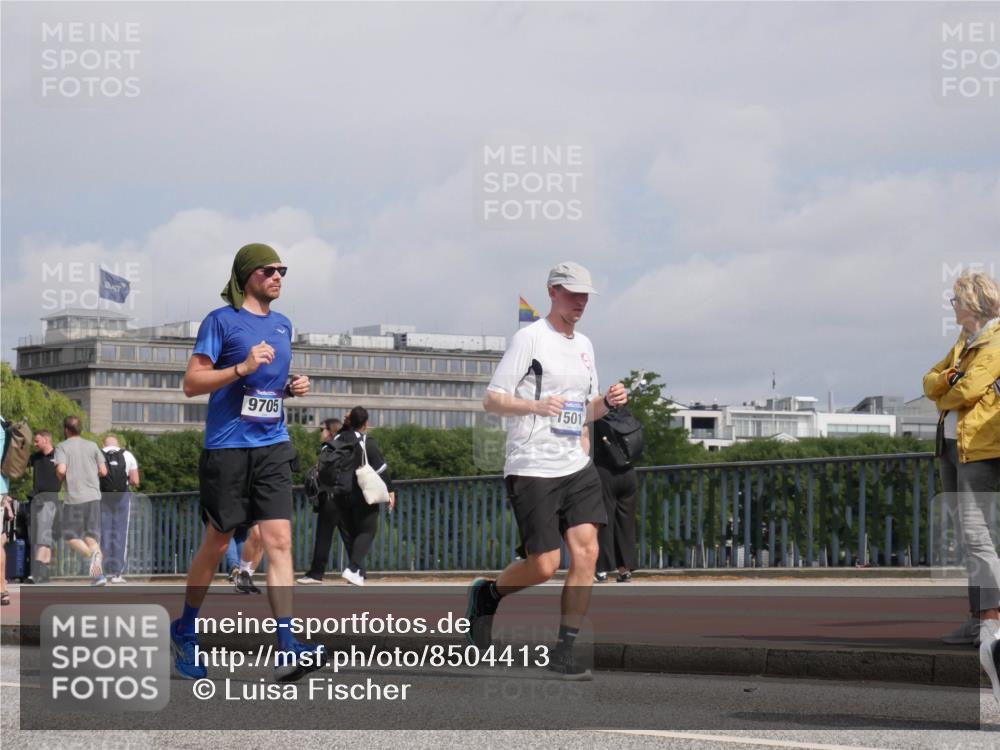 29.06.2025 - hella hamburg halbmarathon Luisa Fischer http://msf.ph/oto/8504413 29.06.2025 10:15:40 Kennedybrücke 1501, 9705, 2531, 2942, 3360, 4532, 8398, 8405, 9705, 10409 meine-sportfotos.de