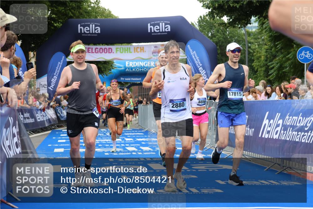 29.06.2025 - hella hamburg halbmarathon Strokosch-Dieckow http://msf.ph/oto/8504421 29.06.2025 10:51:51 Ziel 2396, 2818, 2823, 2880, 4033, 4297, 5102, 6390, 7224, 7409, 7724, 8710, 8819, 8856, 9793, 9959, 10057, 12224, 13799, 15427, 15690, 15727, 16907, 17682, 17815, 17962, 18869, 19053, 19137 meine-sportfotos.de