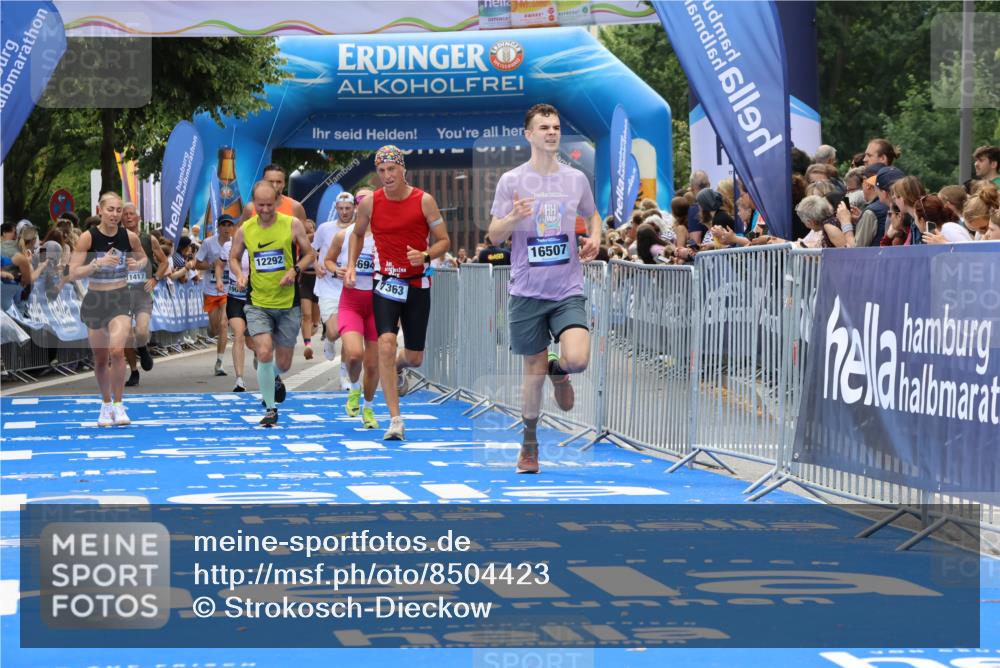29.06.2025 - hella hamburg halbmarathon Strokosch-Dieckow http://msf.ph/oto/8504423 29.06.2025 10:41:55 Ziel 1169, 5690, 6593, 7092, 7363, 8694, 11417, 11765, 12292, 13196, 15521, 15846, 15935, 16507, 17864, 17926, 18920, 19046 meine-sportfotos.de