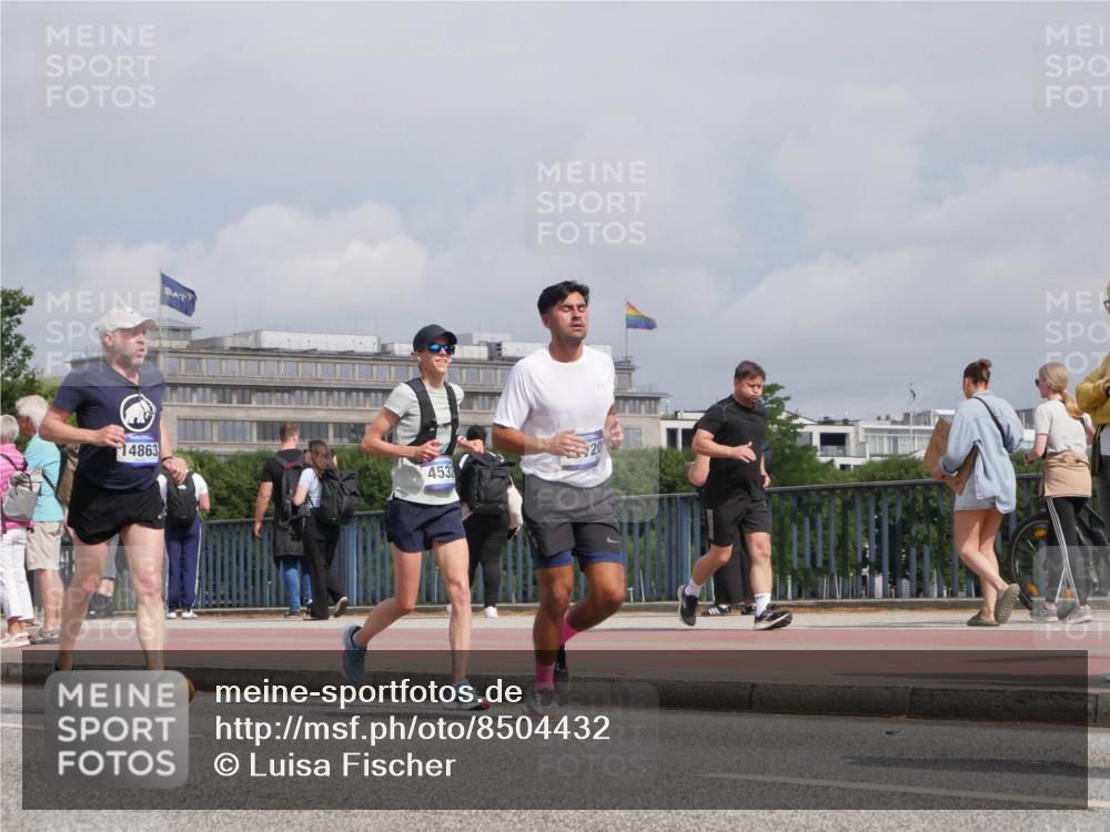 29.06.2025 - hella hamburg halbmarathon Luisa Fischer http://msf.ph/oto/8504432 29.06.2025 10:15:42 Kennedybrücke 14863, 453, 2531, 2942, 3360, 4532, 6489, 8398, 8405, 9705, 10409 meine-sportfotos.de