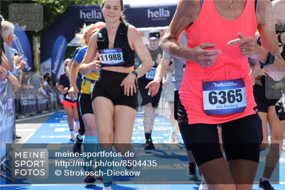 29.06.2025 - hella hamburg halbmarathon Strokosch-Dieckow http://msf.ph/oto/8504435 29.06.2025 11:37:00 Ziel 1159, 1160, 1199, 2496, 3053, 3660, 3895, 4316, 4884, 5747, 5786, 5829, 5830, 6171, 6329, 6365, 7528, 7749, 7750, 7778, 9063, 9819, 11676, 11988, 12472, 12555, 13375, 13537, 14470, 15171, 15304, 15331, 16129, 16690, 17789, 18561 meine-sportfotos.de