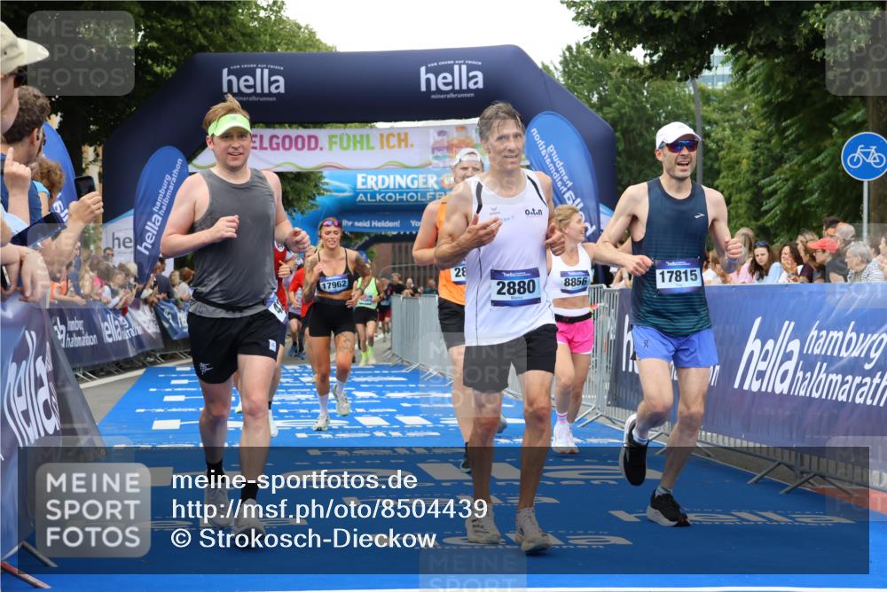 29.06.2025 - hella hamburg halbmarathon Strokosch-Dieckow http://msf.ph/oto/8504439 29.06.2025 10:51:51 Ziel 2396, 2818, 2823, 2880, 4033, 4297, 5102, 6390, 7224, 7409, 7724, 8710, 8819, 8856, 9793, 9959, 10057, 12224, 13799, 15427, 15690, 15727, 16907, 17682, 17815, 17962, 18869, 19053, 19137 meine-sportfotos.de
