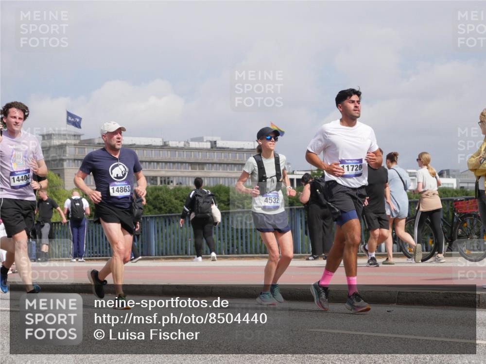 29.06.2025 - hella hamburg halbmarathon Luisa Fischer http://msf.ph/oto/8504440 29.06.2025 10:15:42 Kennedybrücke 14404, 14863, 4532, 1720, 2531, 2942, 3360, 4532, 6489, 8398, 8405, 9705, 10409 meine-sportfotos.de