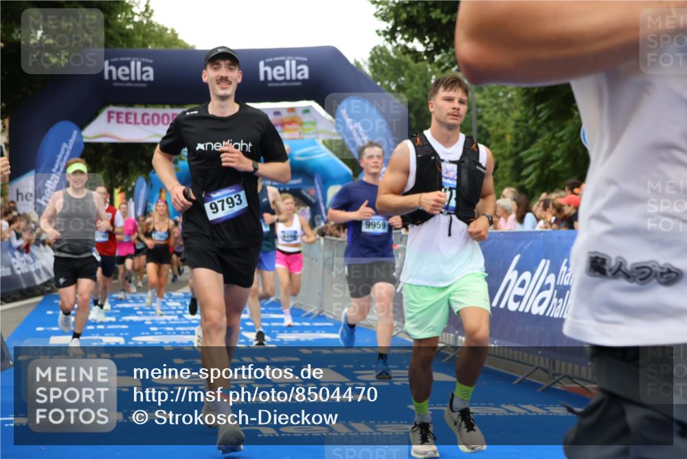 29.06.2025 - hella hamburg halbmarathon Strokosch-Dieckow http://msf.ph/oto/8504470 29.06.2025 10:51:49 Ziel 2396, 2818, 2823, 2880, 4297, 5102, 6286, 7224, 8710, 8819, 8856, 9793, 9959, 12224, 13799, 15427, 15690, 15727, 15831, 15899, 16907, 17682, 17815, 17962, 19053, 19137 meine-sportfotos.de