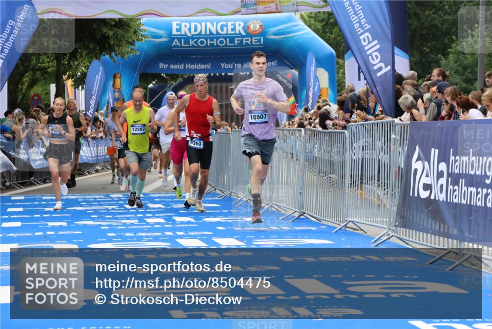 29.06.2025 - hella hamburg halbmarathon Strokosch-Dieckow http://msf.ph/oto/8504475 29.06.2025 10:41:55 Ziel 1169, 5690, 6593, 7092, 7363, 8694, 11417, 11765, 12292, 13196, 15521, 15846, 15935, 16507, 17864, 17926, 18920, 19046 meine-sportfotos.de