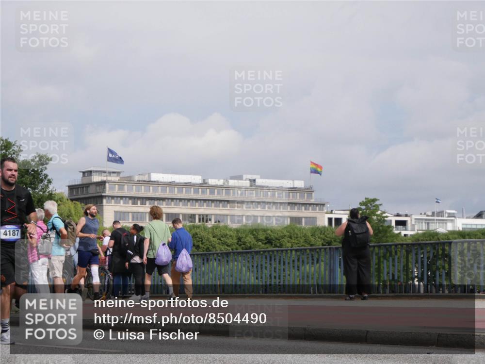 29.06.2025 - hella hamburg halbmarathon Luisa Fischer http://msf.ph/oto/8504490 29.06.2025 10:15:55 Kennedybrücke 4187, 1020, 1051, 4187, 6489, 7873, 10581 meine-sportfotos.de