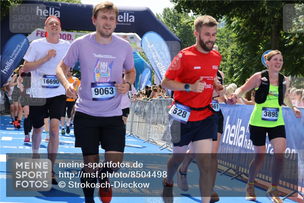 29.06.2025 - hella hamburg halbmarathon Strokosch-Dieckow http://msf.ph/oto/8504498 29.06.2025 11:37:06 Ziel 1159, 1160, 1199, 2496, 3053, 3660, 3895, 5747, 5786, 6365, 6697, 7528, 7749, 7750, 9063, 9819, 10476, 11246, 11988, 12472, 12945, 12946, 13537, 14470, 15171, 16129, 16690, 17535, 17873, 18428, 18561 meine-sportfotos.de