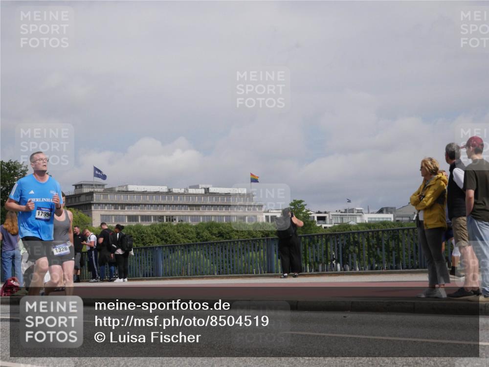 29.06.2025 - hella hamburg halbmarathon Luisa Fischer http://msf.ph/oto/8504519 29.06.2025 10:16:00 Kennedybrücke 17994, 1328, 1328, 4187, 4554, 5597, 5598, 8115, 9527, 10581 meine-sportfotos.de
