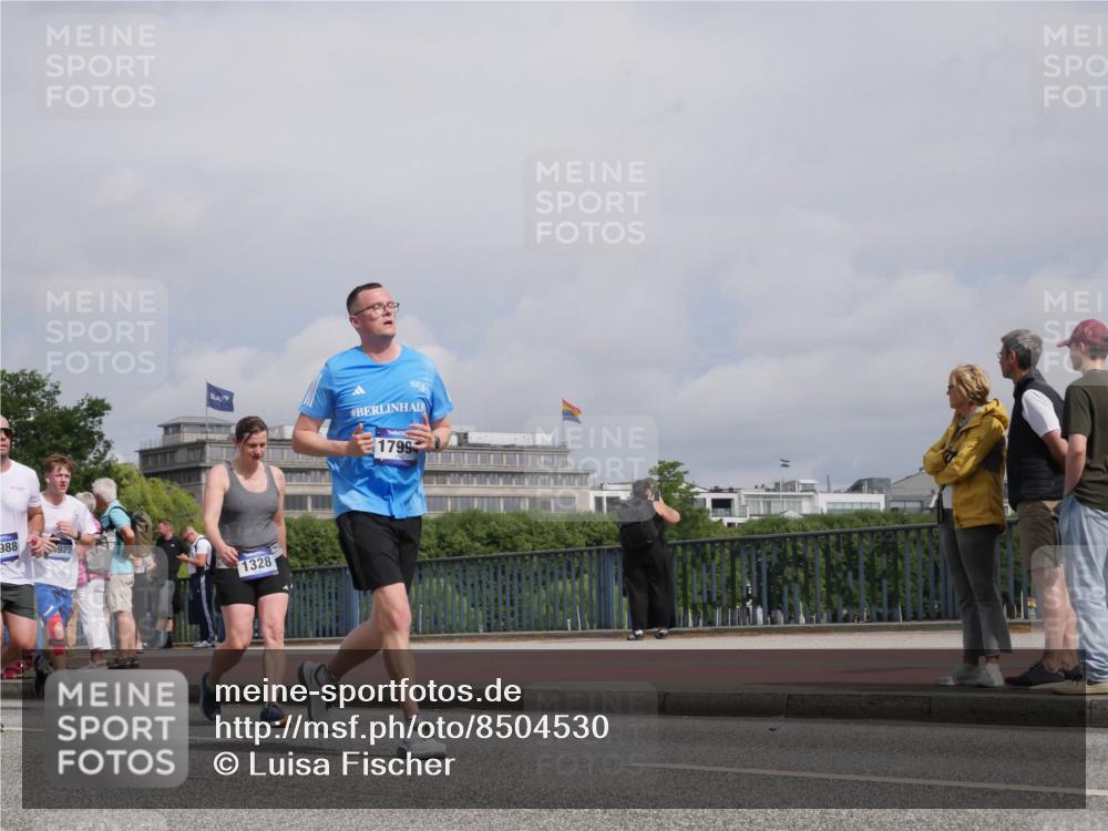 29.06.2025 - hella hamburg halbmarathon Luisa Fischer http://msf.ph/oto/8504530 29.06.2025 10:16:01 Kennedybrücke 88, 922, 1328, 1799, 1328, 4554, 5597, 5598, 8115, 9527, 10581 meine-sportfotos.de