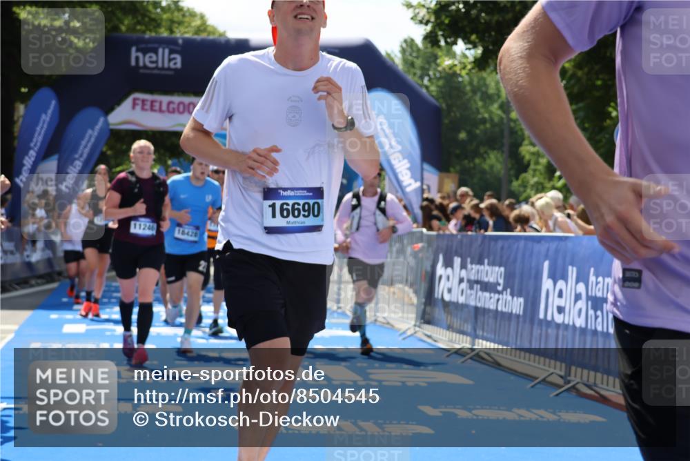 29.06.2025 - hella hamburg halbmarathon Strokosch-Dieckow http://msf.ph/oto/8504545 29.06.2025 11:37:07 Ziel 1159, 1160, 1199, 2496, 3053, 3660, 3895, 5747, 5786, 6697, 7528, 7749, 7750, 9063, 9819, 10476, 11246, 11988, 12472, 12945, 12946, 13537, 14470, 15171, 16129, 16690, 17535, 17873, 18428, 18561 meine-sportfotos.de