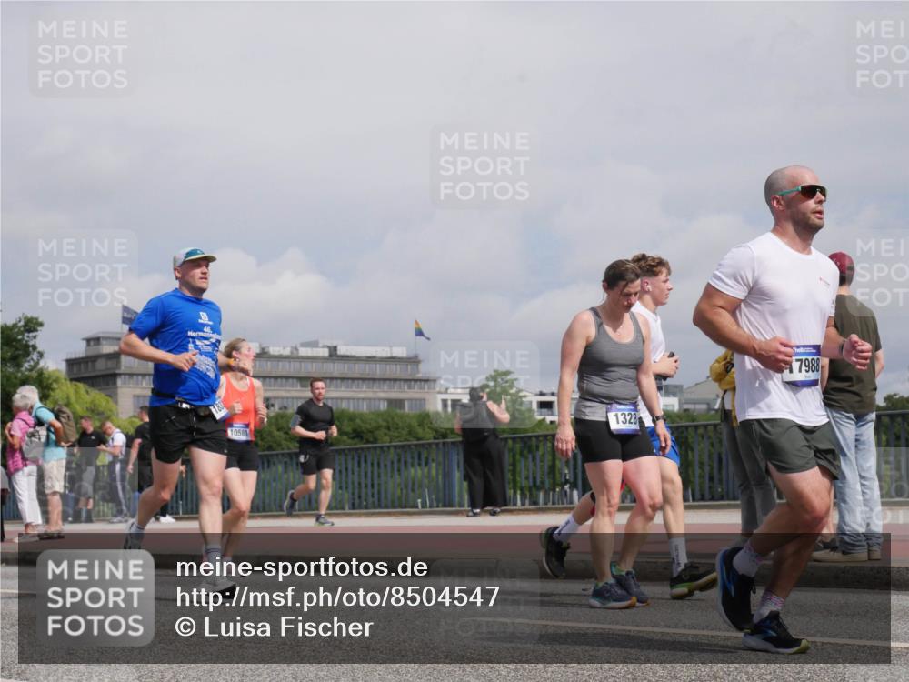 29.06.2025 - hella hamburg halbmarathon Luisa Fischer http://msf.ph/oto/8504547 29.06.2025 10:16:03 Kennedybrücke 10581, 1328, 7988, 1328, 4554, 5597, 5598, 8115, 9527, 10581 meine-sportfotos.de
