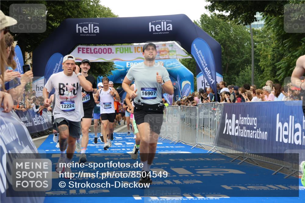 29.06.2025 - hella hamburg halbmarathon Strokosch-Dieckow http://msf.ph/oto/8504549 29.06.2025 10:51:47 Ziel 2396, 2818, 2823, 2880, 4297, 5102, 6286, 7224, 8710, 8819, 8856, 9793, 9959, 12224, 13799, 15427, 15496, 15690, 15727, 15831, 15899, 16907, 17682, 17815, 17962, 19053, 19137 meine-sportfotos.de