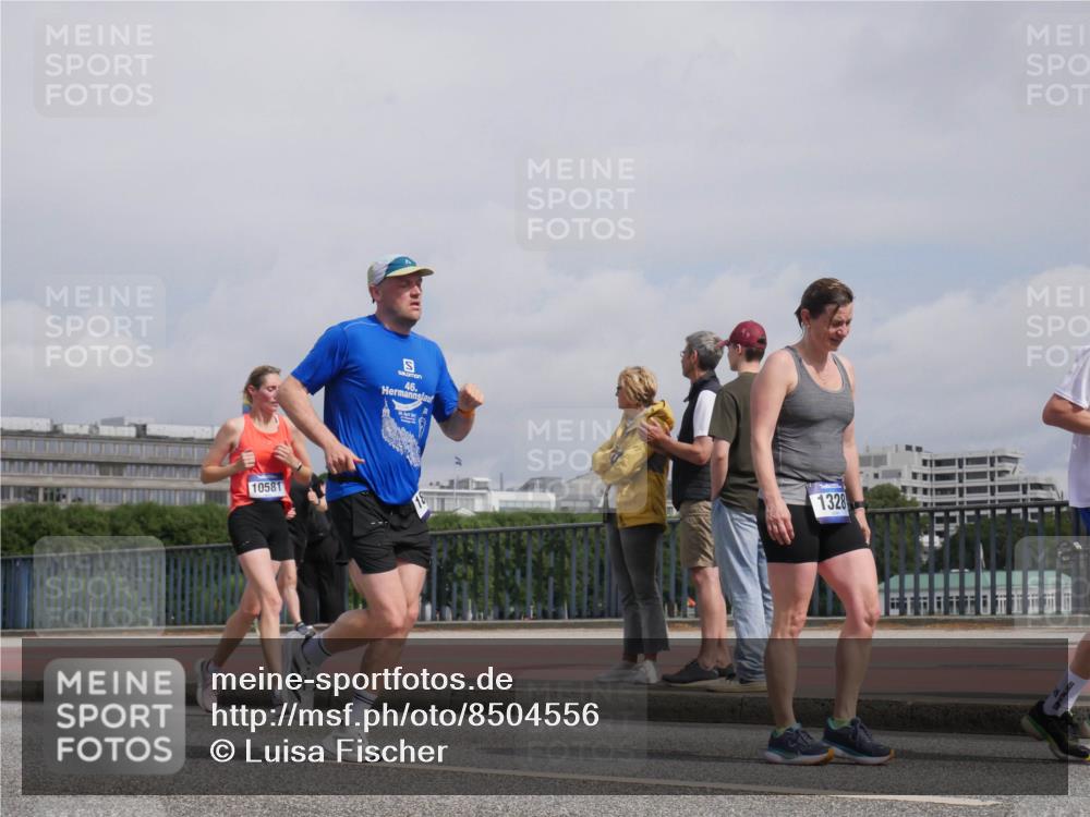 29.06.2025 - hella hamburg halbmarathon Luisa Fischer http://msf.ph/oto/8504556 29.06.2025 10:16:04 Kennedybrücke 10581, 46, 1328, 1328, 4554, 5597, 5598, 8115, 8279, 9527, 10581 meine-sportfotos.de