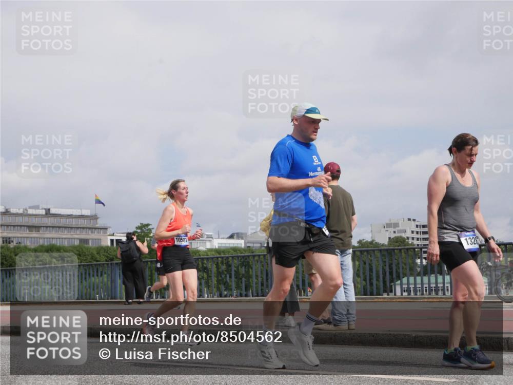 29.06.2025 - hella hamburg halbmarathon Luisa Fischer http://msf.ph/oto/8504562 29.06.2025 10:16:04 Kennedybrücke 10581, 46, 1328, 1328, 4554, 5597, 5598, 8115, 8279, 9527, 10581 meine-sportfotos.de