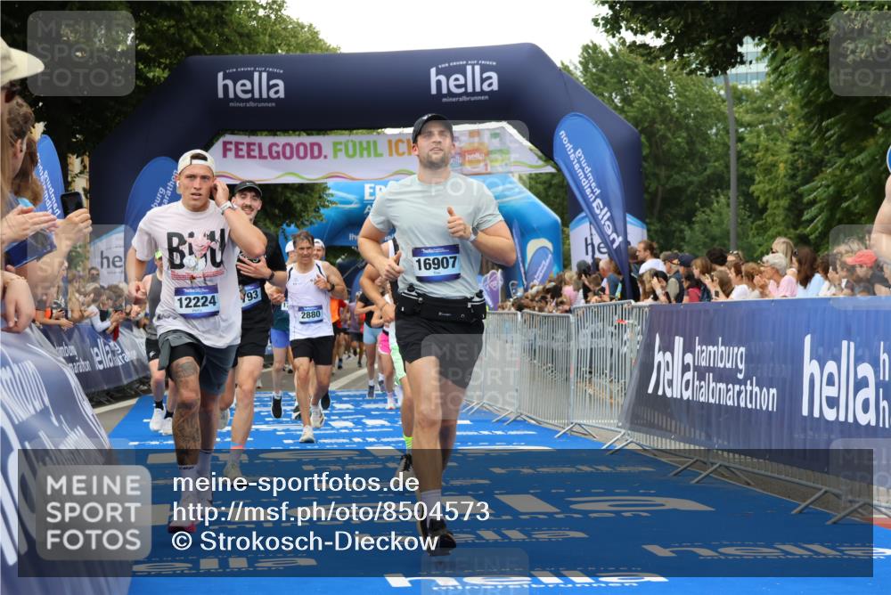 29.06.2025 - hella hamburg halbmarathon Strokosch-Dieckow http://msf.ph/oto/8504573 29.06.2025 10:51:47 Ziel 2396, 2818, 2823, 2880, 4297, 5102, 6286, 7224, 8710, 8819, 8856, 9793, 9959, 12224, 13799, 15427, 15496, 15690, 15727, 15831, 15899, 16907, 17682, 17815, 17962, 19053, 19137 meine-sportfotos.de