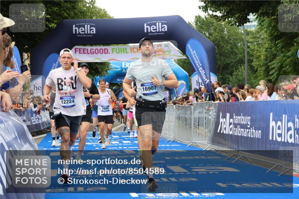 29.06.2025 - hella hamburg halbmarathon Strokosch-Dieckow http://msf.ph/oto/8504589 29.06.2025 10:51:47 Ziel 2396, 2818, 2823, 2880, 4297, 5102, 6286, 7224, 8710, 8819, 8856, 9793, 9959, 12224, 13799, 15427, 15496, 15690, 15727, 15831, 15899, 16907, 17682, 17815, 17962, 19053, 19137 meine-sportfotos.de