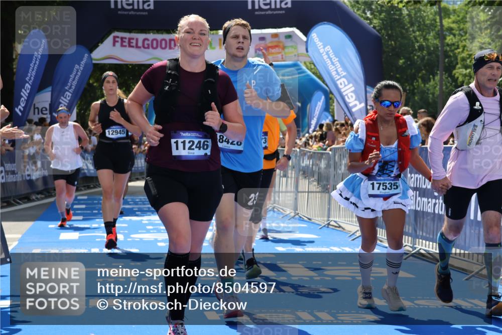 29.06.2025 - hella hamburg halbmarathon Strokosch-Dieckow http://msf.ph/oto/8504597 29.06.2025 11:37:09 Ziel 1159, 1160, 1199, 2496, 3053, 3895, 5747, 5786, 6697, 7528, 7750, 8296, 9063, 9819, 10476, 11246, 12368, 12945, 12946, 13537, 14470, 15905, 16690, 17167, 17535, 17873, 18428, 18561 meine-sportfotos.de
